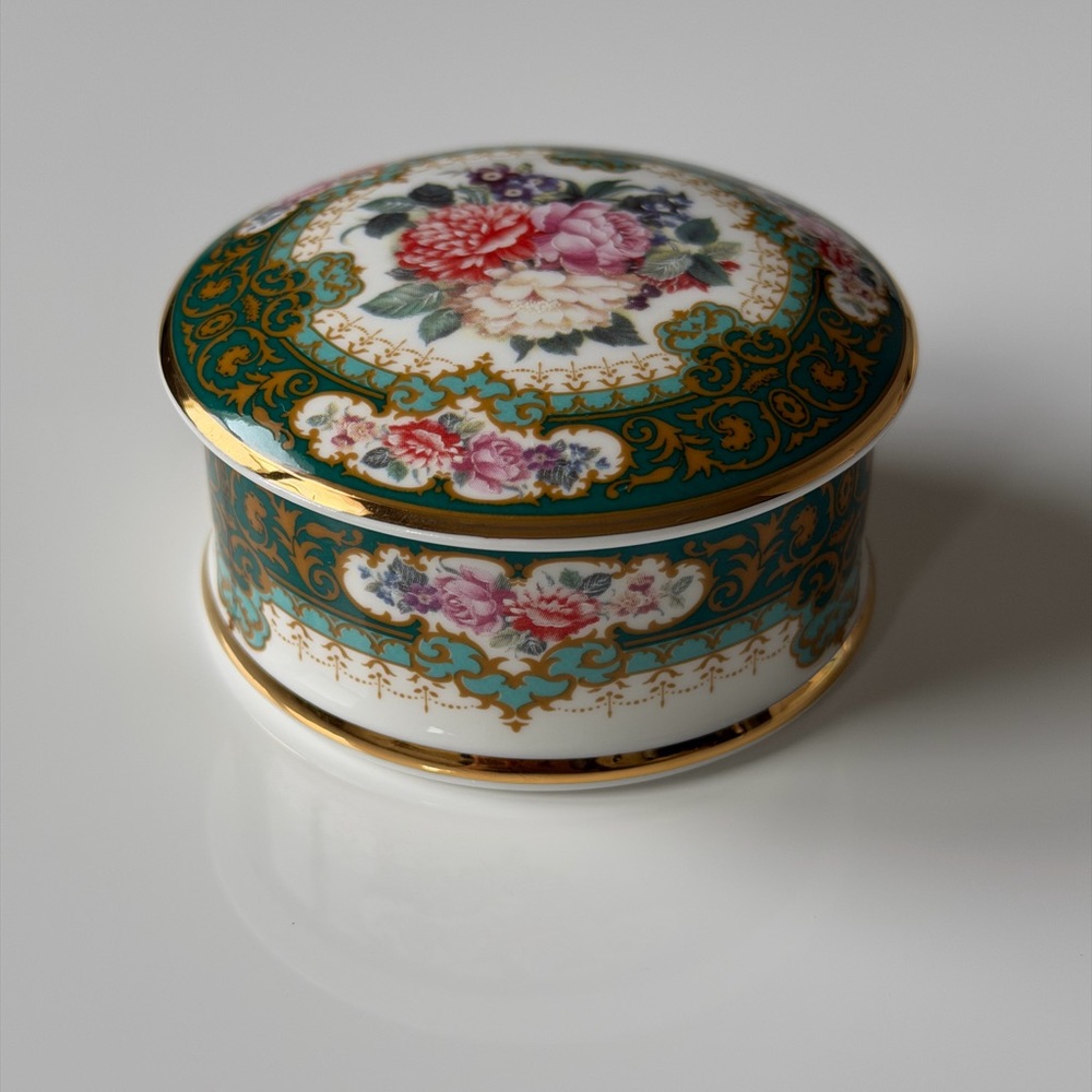 Vintage  Porcelian Staffordshire FALCON CHINA Hand Crafted  Floral Trinket Box